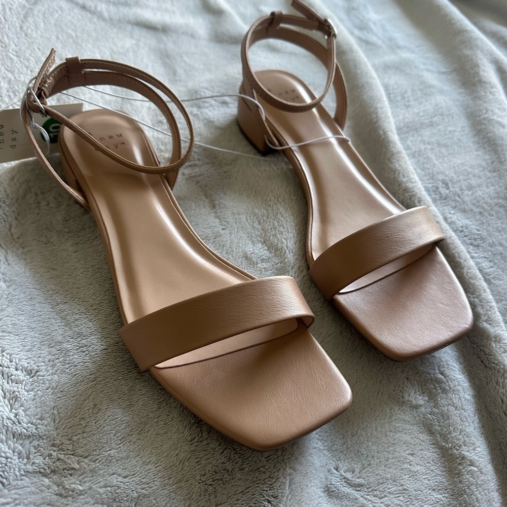NWT Women’s Size 10 Tan Dress Sandals